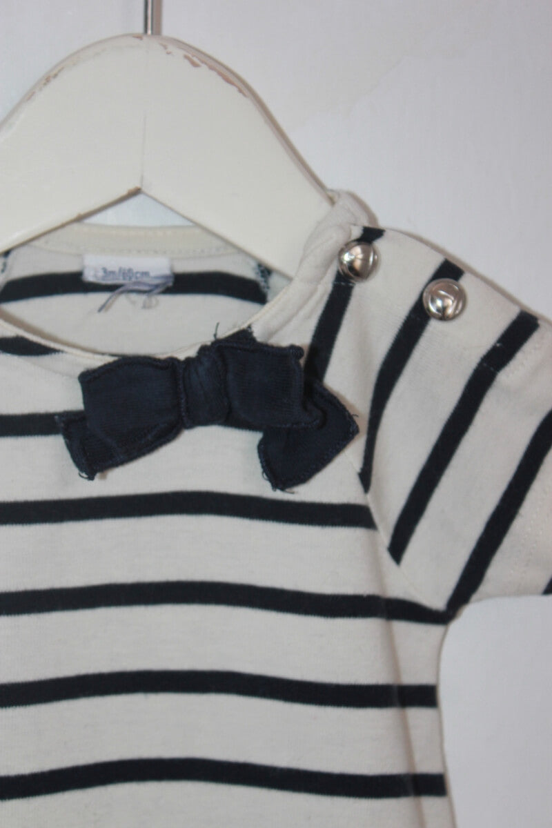 tweedehands katoenen creme en donkerblauw gestreept shirtje met korte mouwen en een strik in maat 62 van Petit Bateau