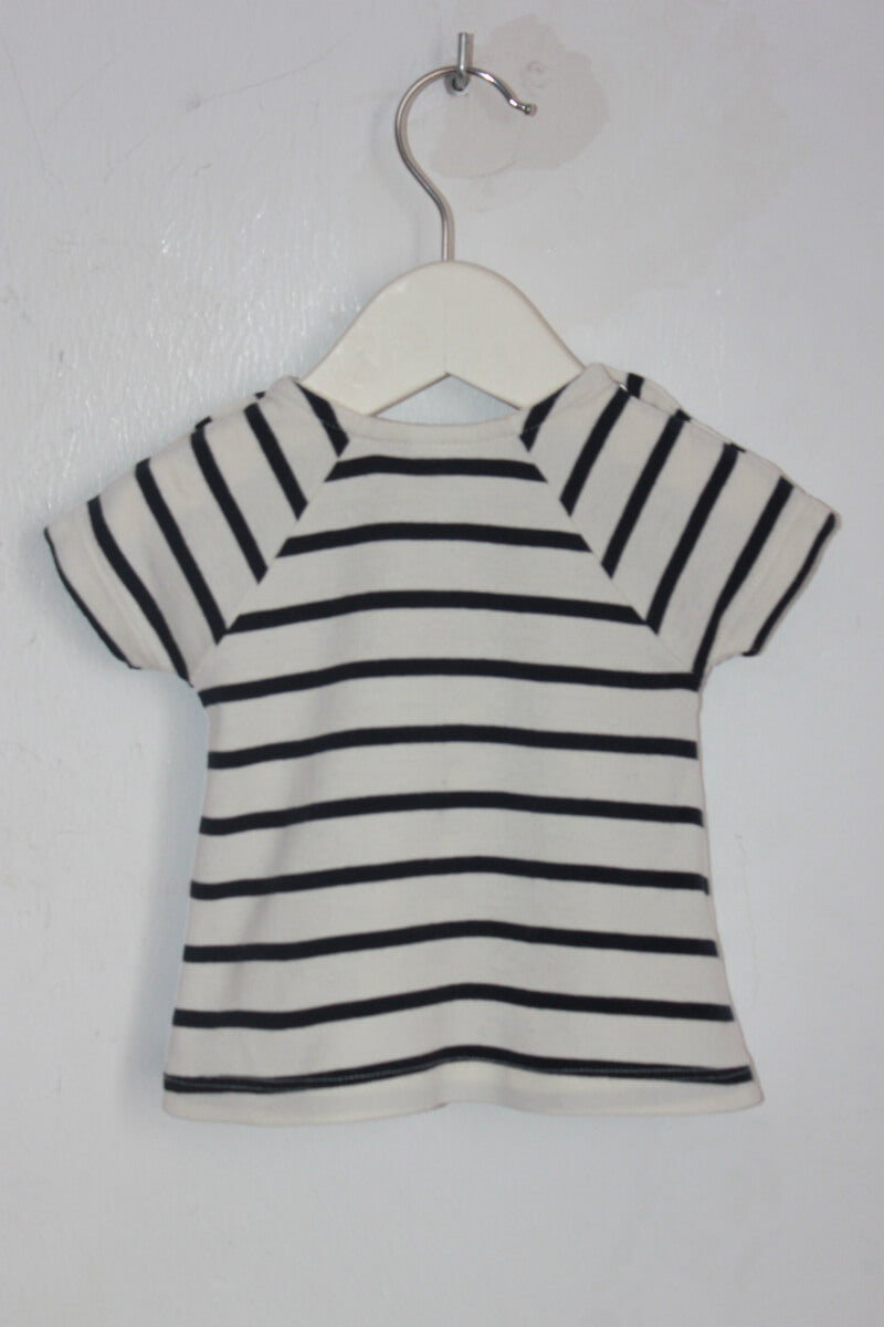 tweedehands katoenen creme en donkerblauw gestreept shirtje met korte mouwen en een strik in maat 62 van Petit Bateau