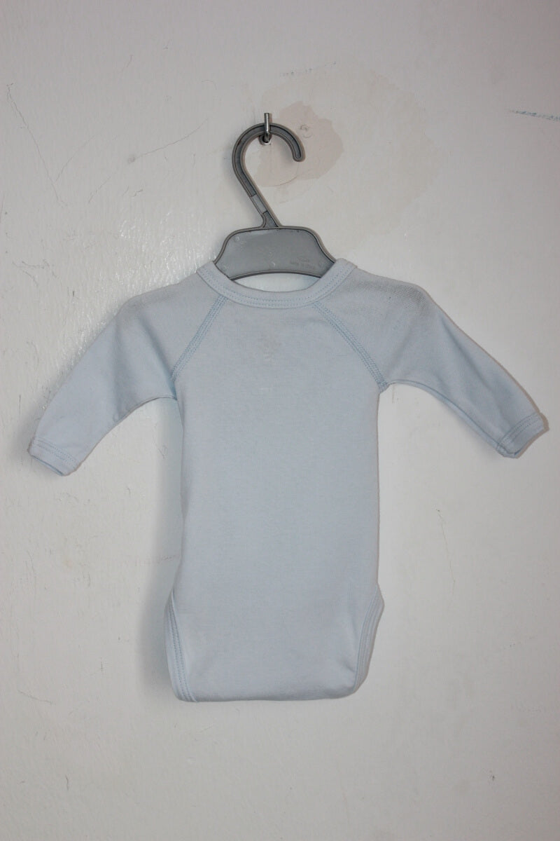 tweedehands unisex katoenen lichtblauwe overslagromper van Petit Bateau met lange mouwen in maat 50