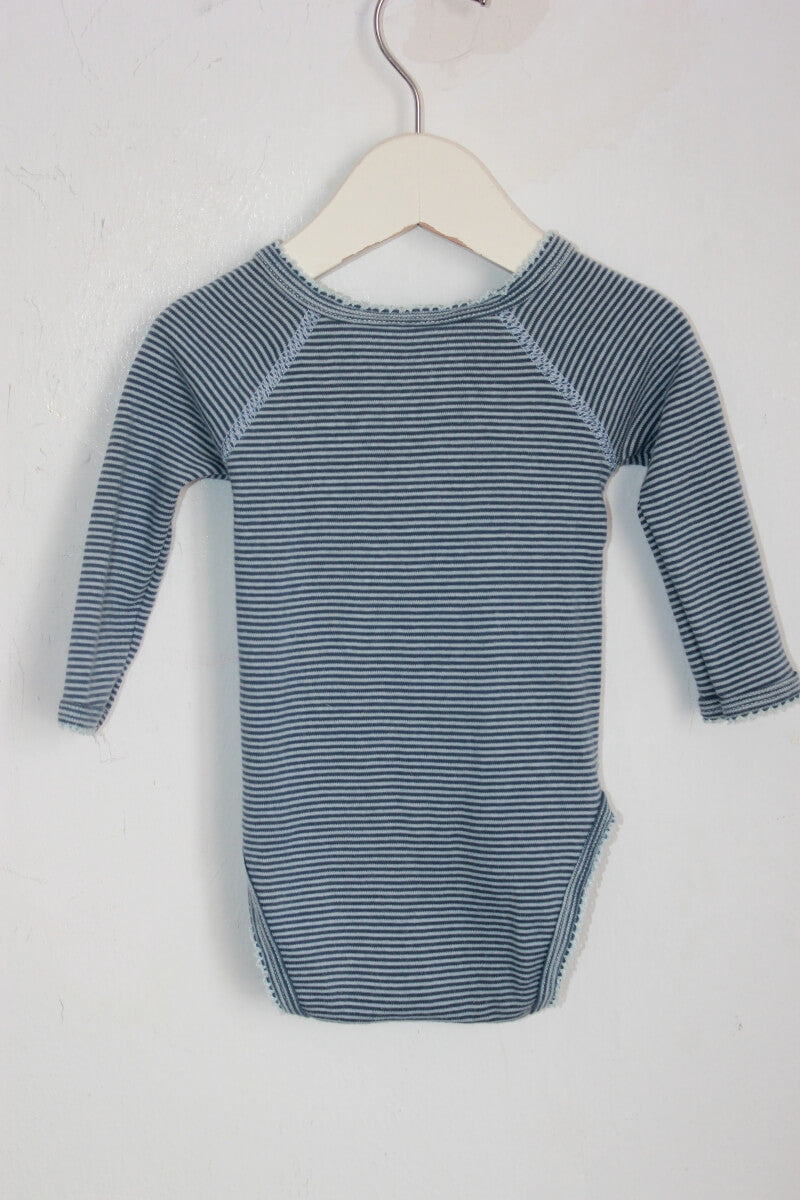 tweedehands unisex katoenen blauw gestreepte overslagromper met lange mouwen in maat 62 van petit bateau