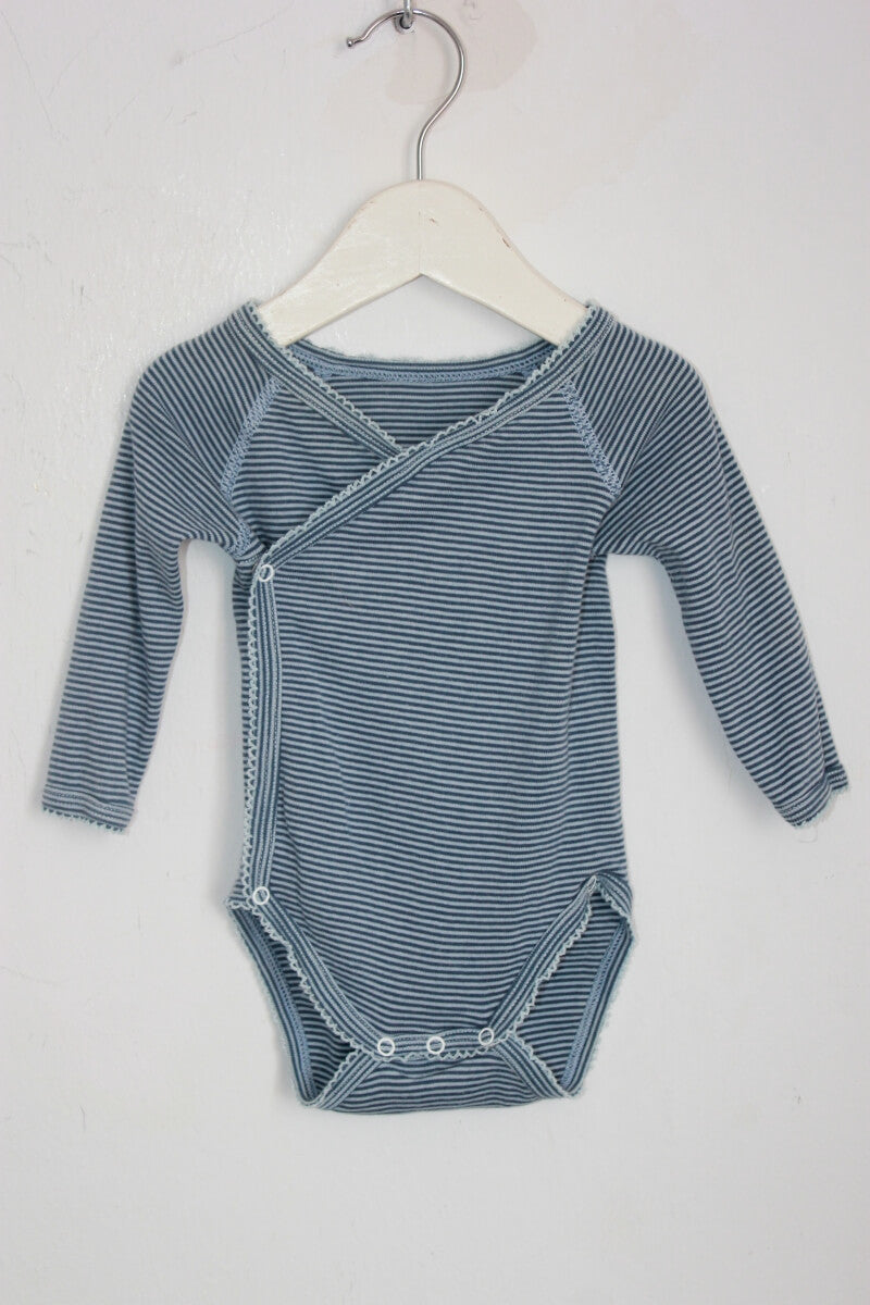tweedehands unisex katoenen blauw gestreepte overslagromper met lange mouwen in maat 62 van petit bateau