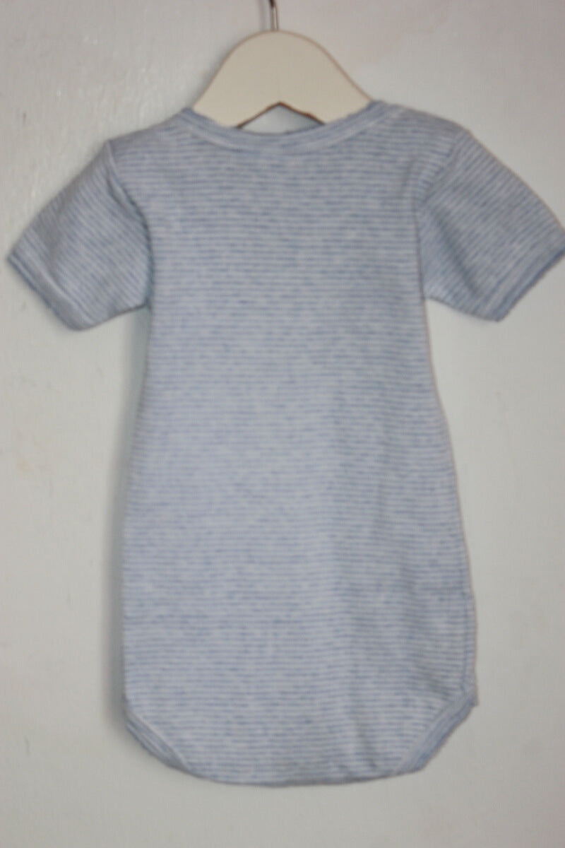 tweedehands unisex katoenen blauw-wit gestreepte romper met korte mouwen in maat 68 van petit bateau