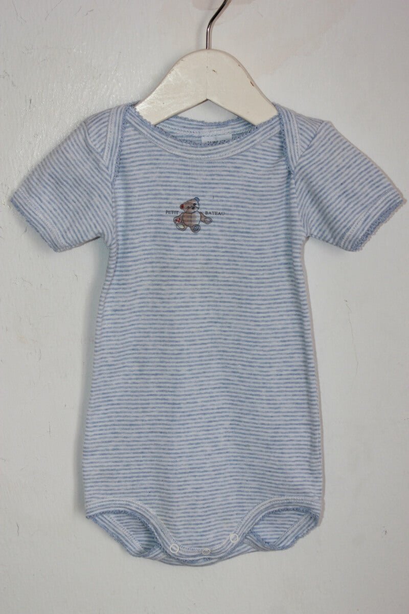 tweedehands unisex katoenen blauw-wit gestreepte romper met korte mouwen in maat 68 van petit bateau