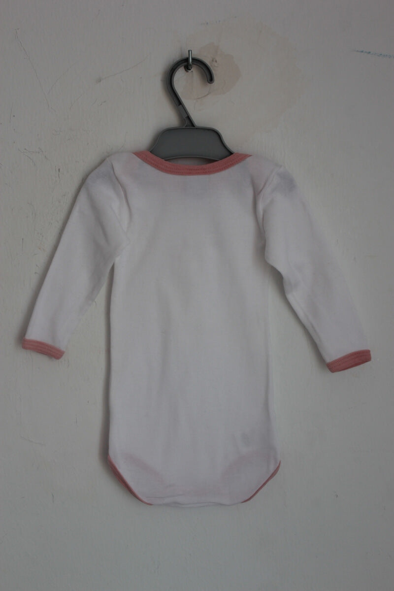 tweedehands katoenen witte romper met roze details en lange mouwen in maat 68 van petit bateau