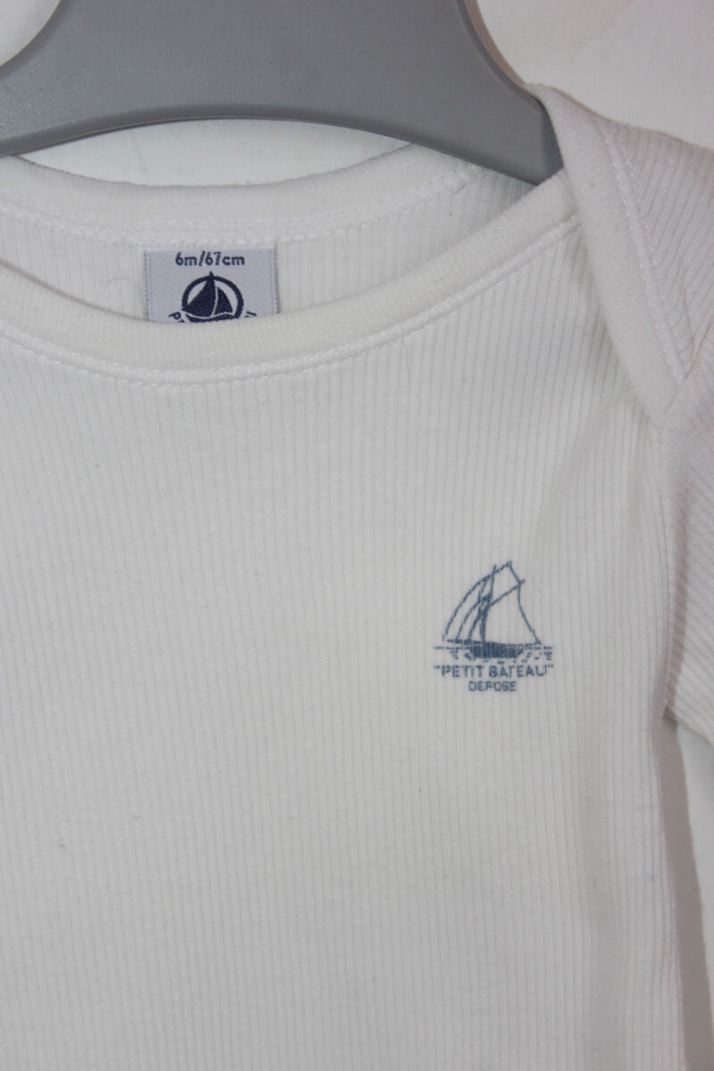tweedehands katoenen witte romper met lange mouwen in maat 68 voor een baby jongen van petit bateau