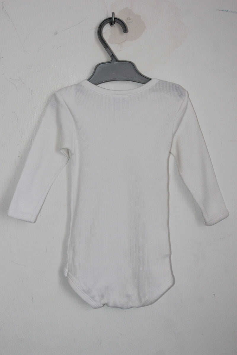 tweedehands katoenen witte romper met lange mouwen in maat 68 voor een baby jongen van petit bateau