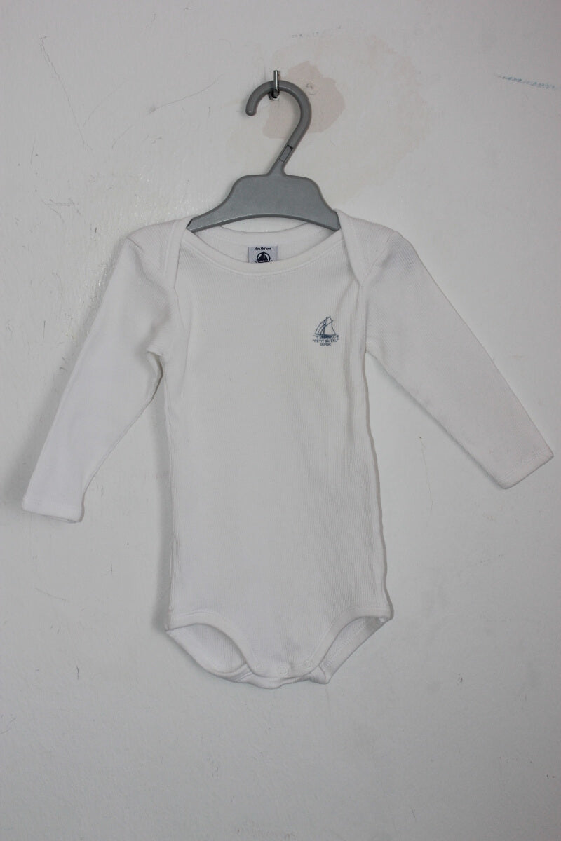 tweedehands katoenen witte romper met lange mouwen in maat 68 voor een baby jongen van petit bateau