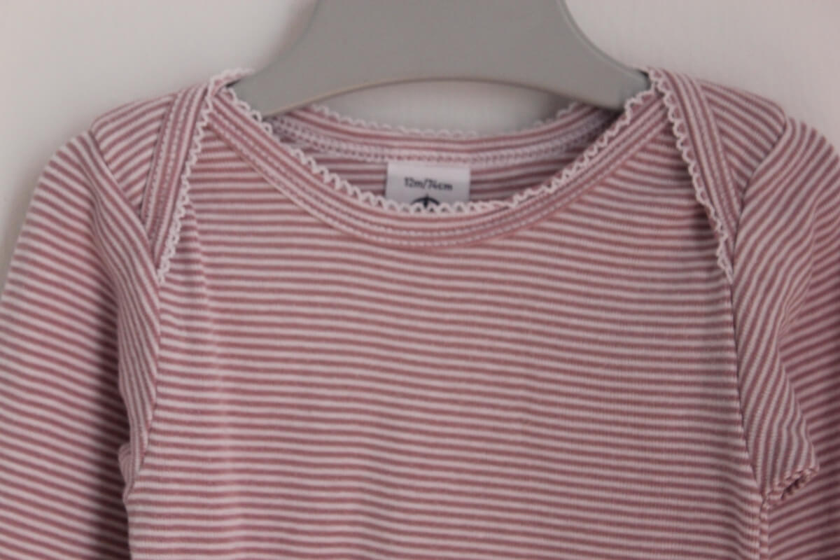 preloved katoenen mauve met wit gestreepte romper met lange mouwen in maat 74 voor een baby meisje van petit bateau