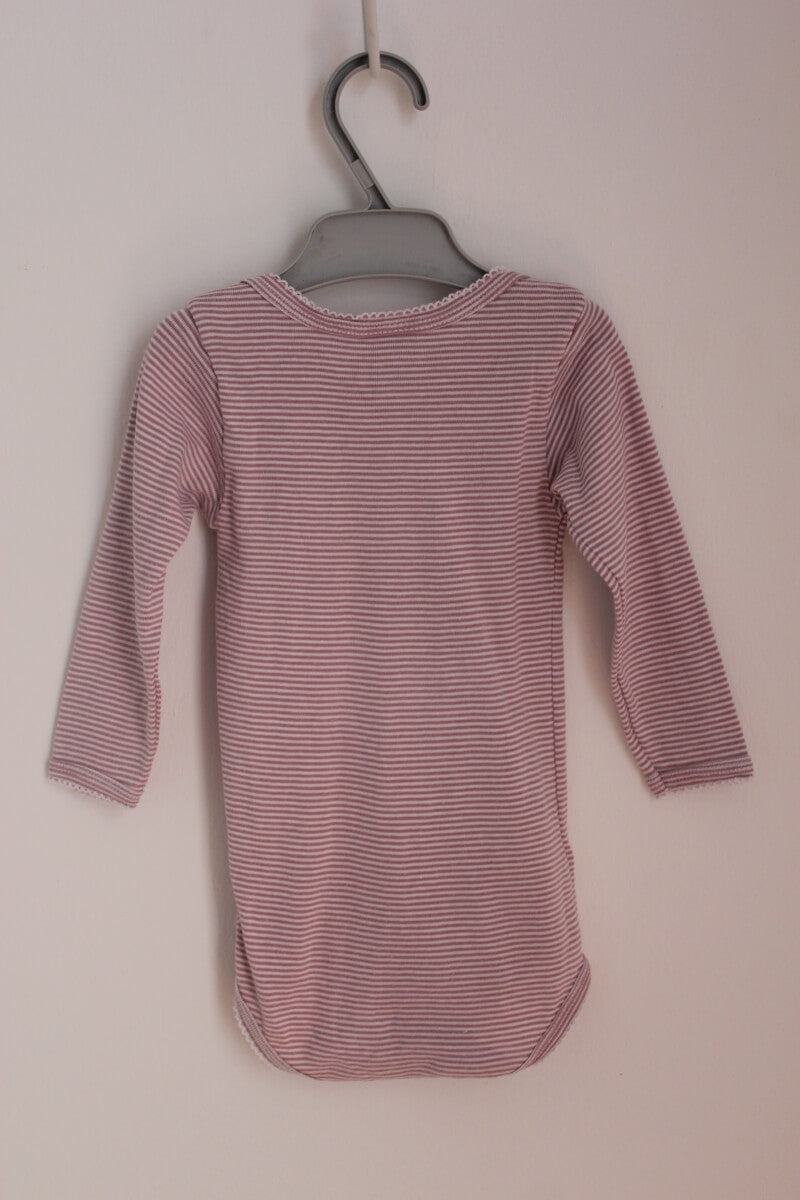 preloved katoenen mauve met wit gestreepte romper met lange mouwen in maat 74 voor een baby meisje van petit bateau