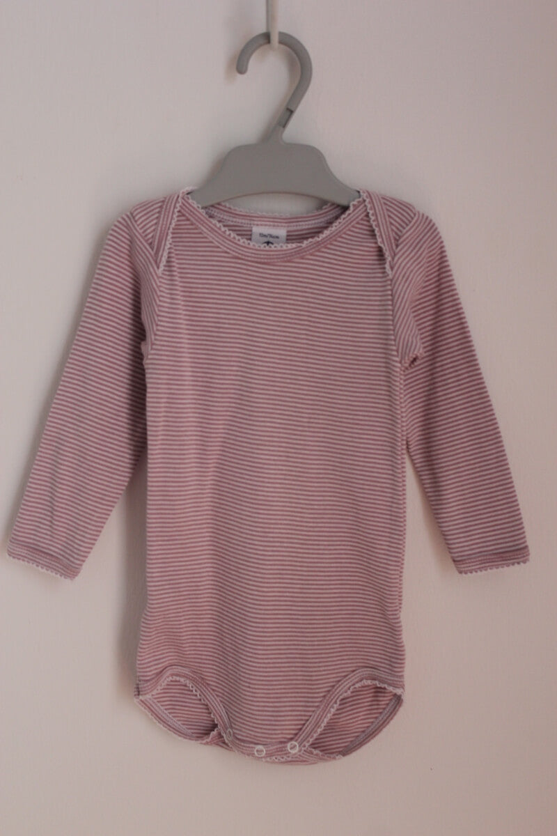 preloved katoenen mauve met wit gestreepte romper met lange mouwen in maat 74 voor een baby meisje van petit bateau