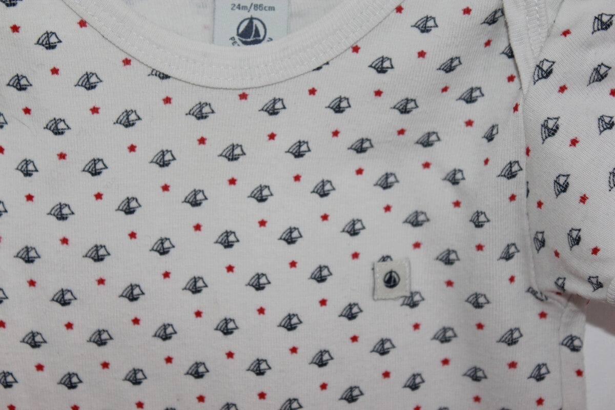 tweedehands katoenen unisex petit bateau romper, in wit, rood en donkerblauw, met korte mouwen in maat 86