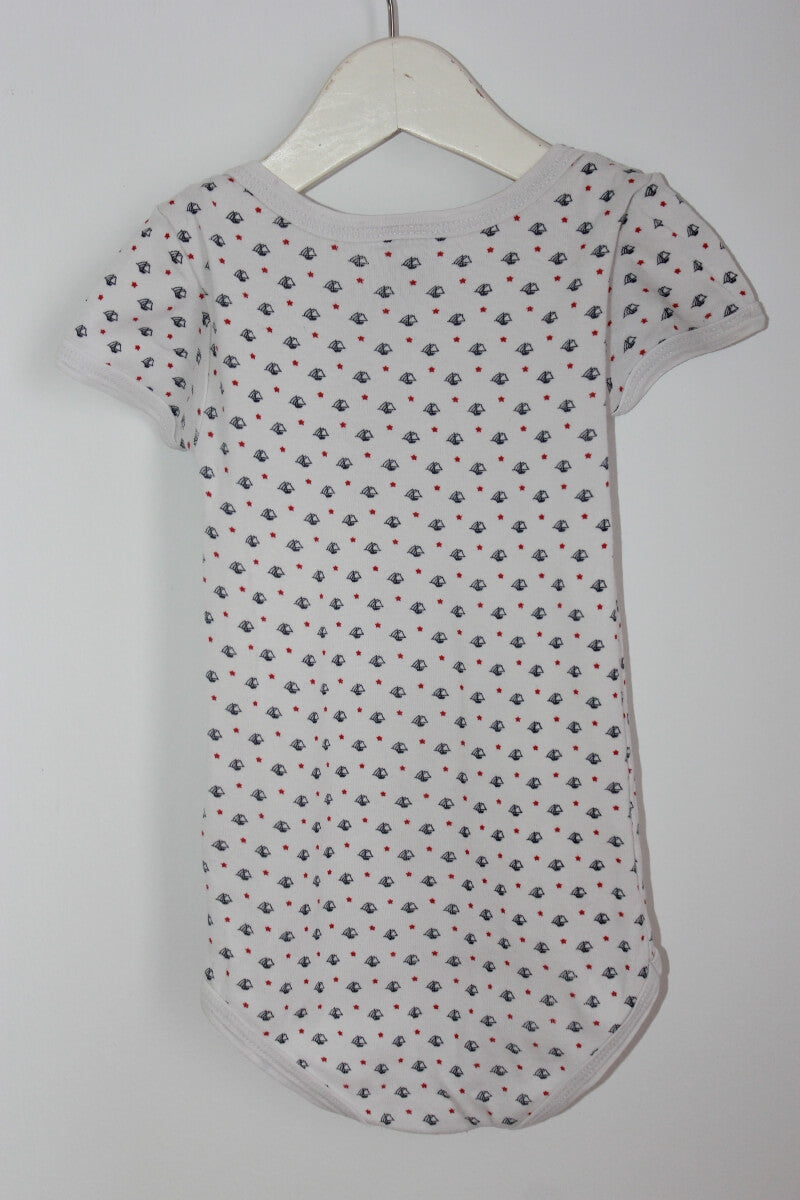 tweedehands katoenen unisex petit bateau romper, in wit, rood en donkerblauw, met korte mouwen in maat 86