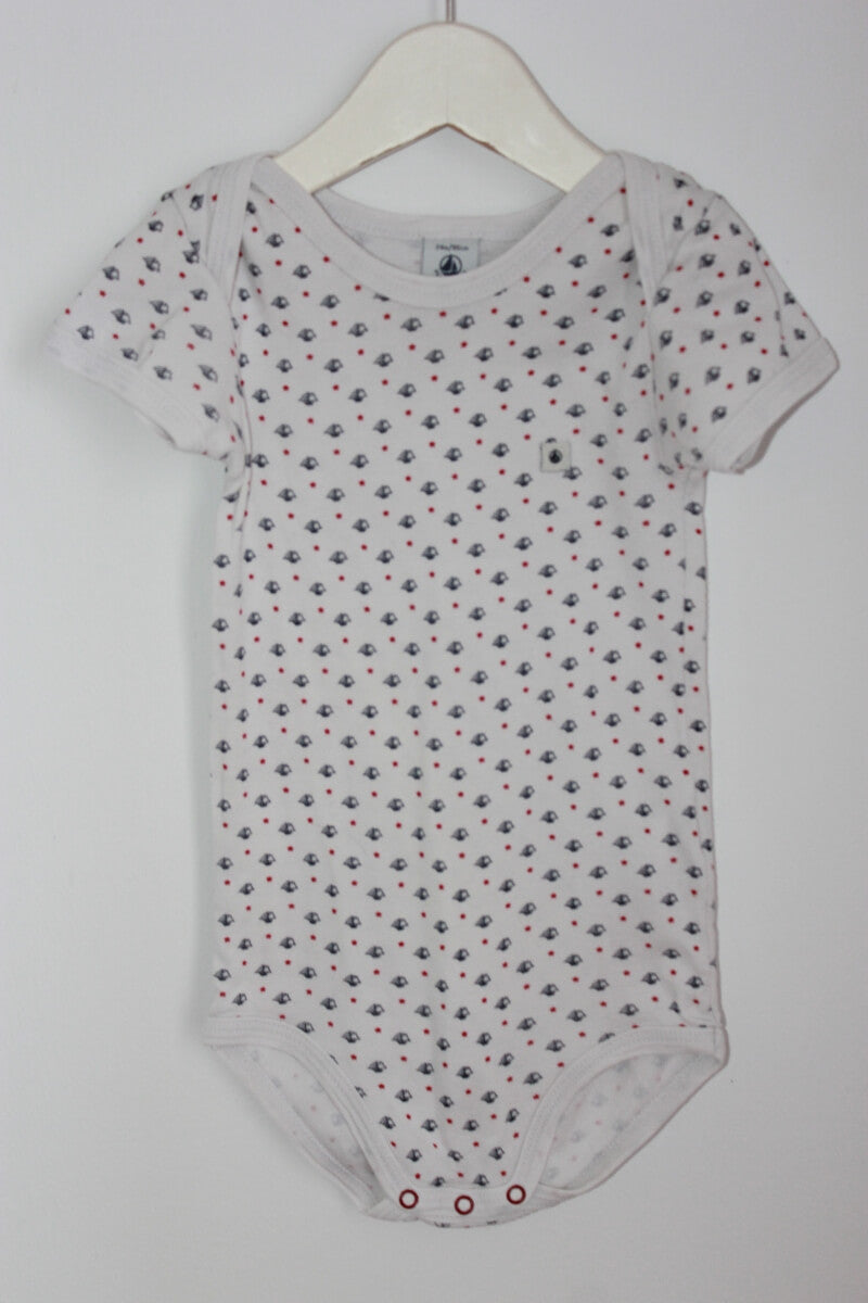 tweedehands katoenen unisex petit bateau romper, in wit, rood en donkerblauw, met korte mouwen in maat 86
