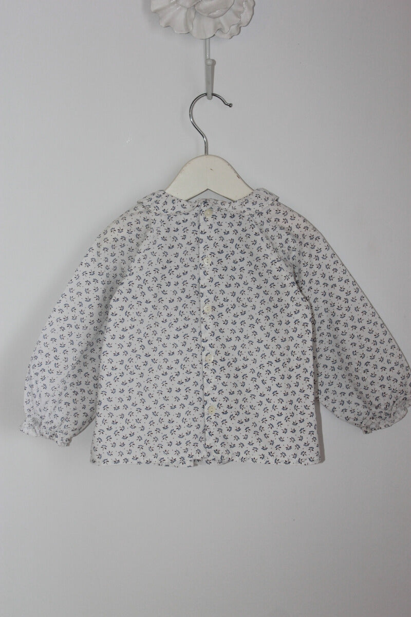 tweedehands katoenen wit met blauw gebloemde gesmokte blouse met lange mouwen voor een baby meisje maat 74 van jacadi