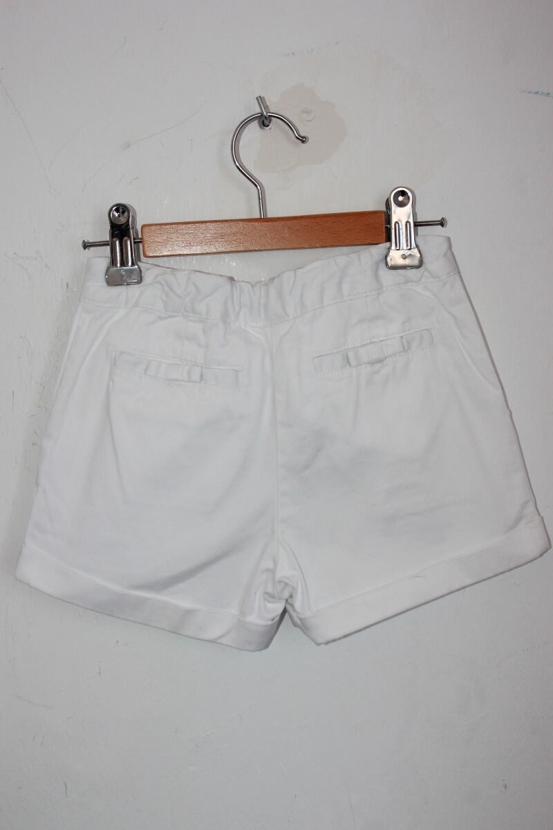 tweedehands witte korte broek voor een meisje in maat 104 van jacadi. De taille is verstelbaar