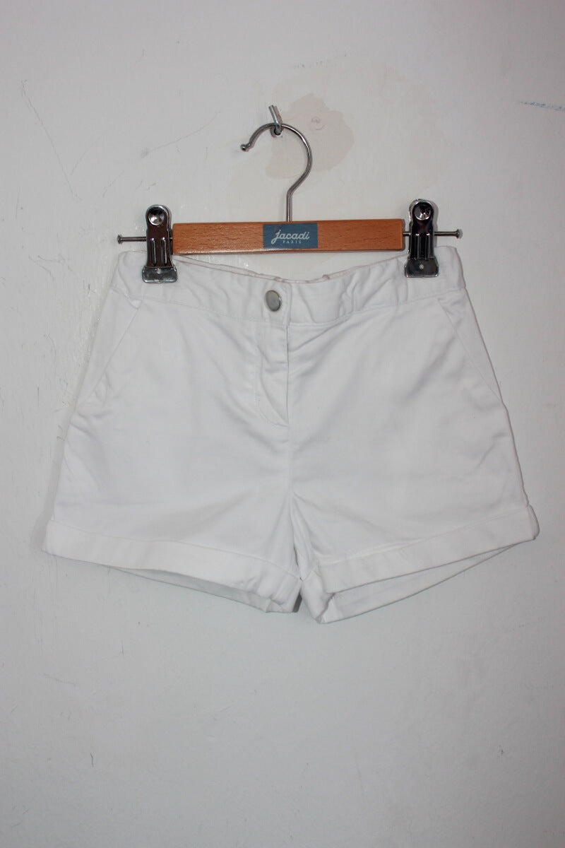tweedehands witte korte broek voor een meisje in maat 104 van jacadi. De taille is verstelbaar