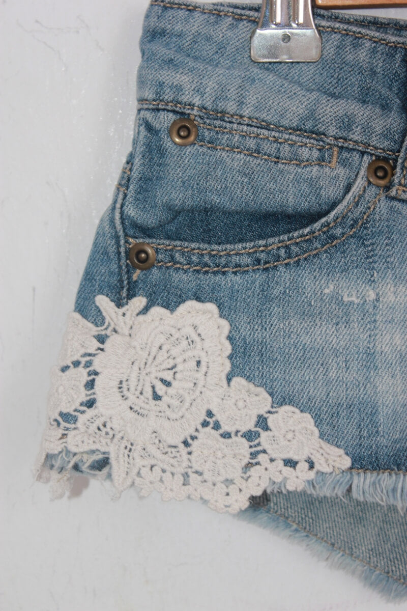 tweedehands blauwe denim short met creme kant maat 110 sisley
