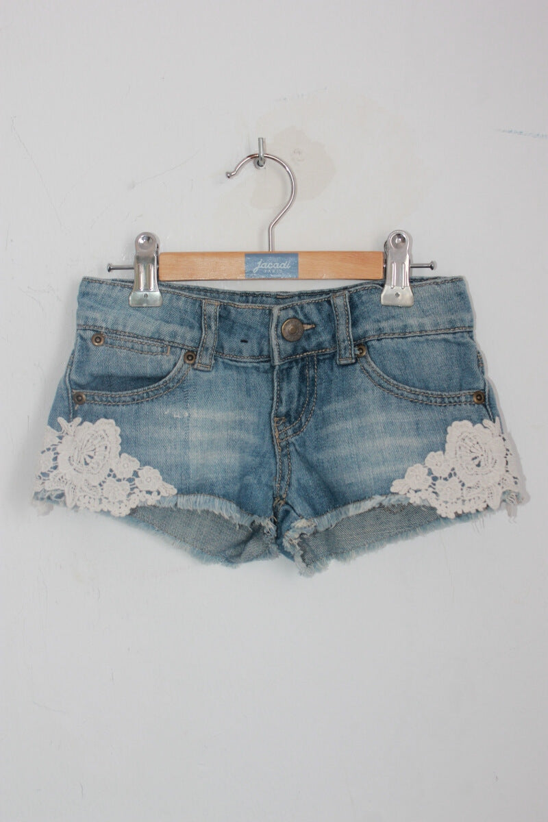 tweedehands blauwe denim short met creme kant maat 110 sisley