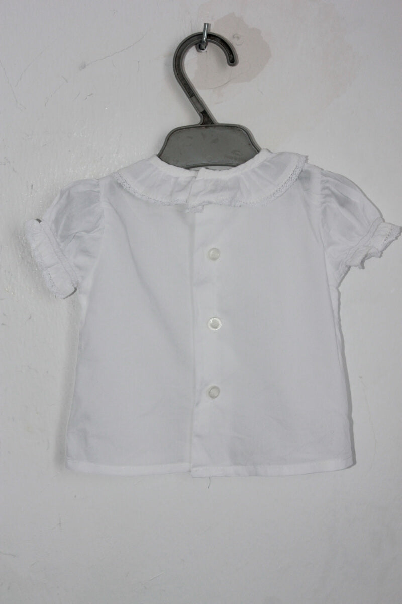 tweedehands witte blouse korte mouwen en volant bij hals maat 56 baby meisje