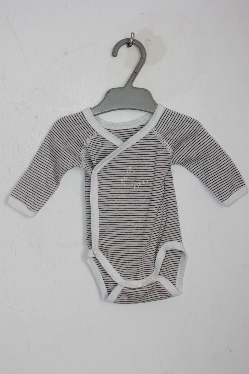 tweedehands grijs wit gestreepte overslagromper lange mouwen maat 50 petit bateau