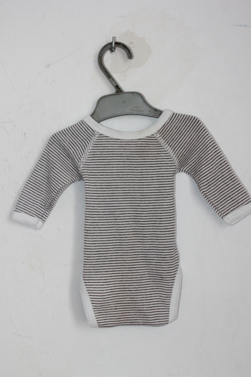 tweedehands grijs wit gestreepte overslagromper lange mouwen maat 50 petit bateau