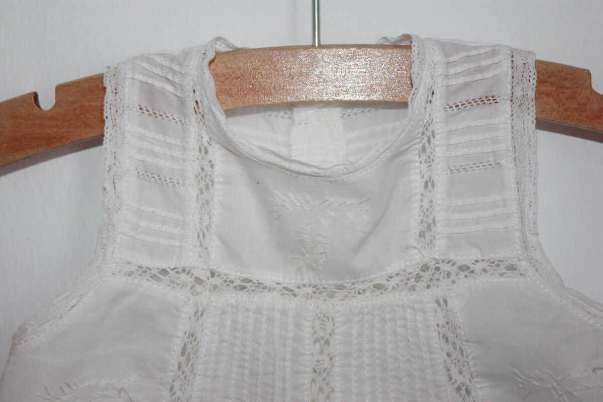 tweedehands witte mouwloze blouse in maat 62-68 van bass10 voor een baby meisje