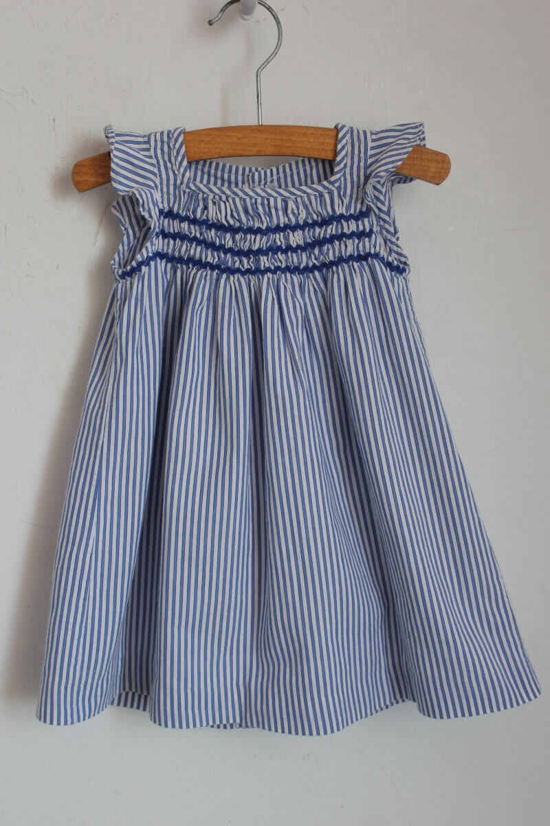 tweedehands blauw met wit gestreepte katoenen zomerse jurk met korte volantmouwen in maat 74 voor een baby meisje van jacadi