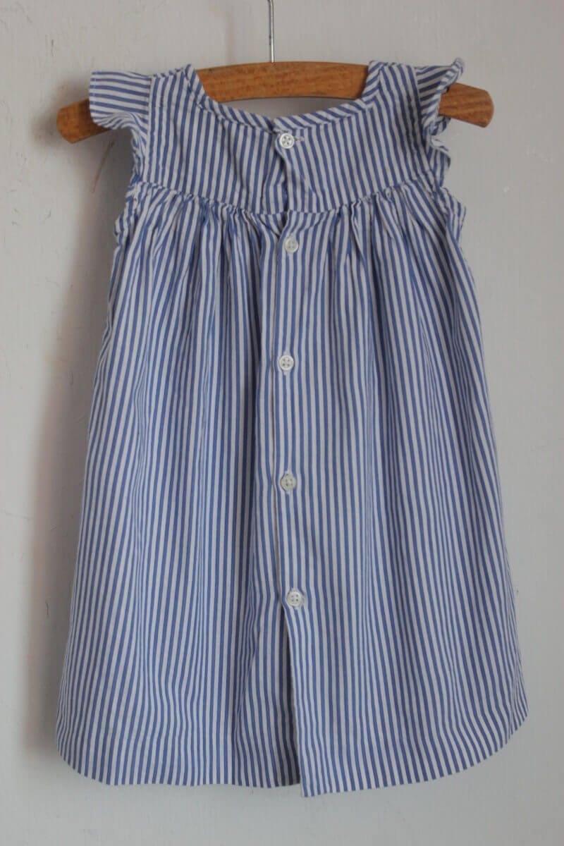tweedehands blauw met wit gestreepte katoenen zomerse jurk met korte volantmouwen in maat 74 voor een baby meisje van jacadi