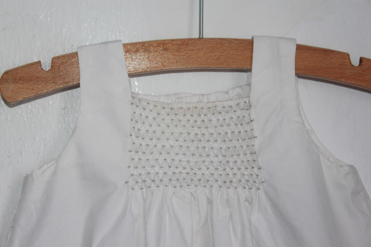 tweedehands mouwloze witte katoenen zomerse gesmockte jurk van bonpoint in maat 62