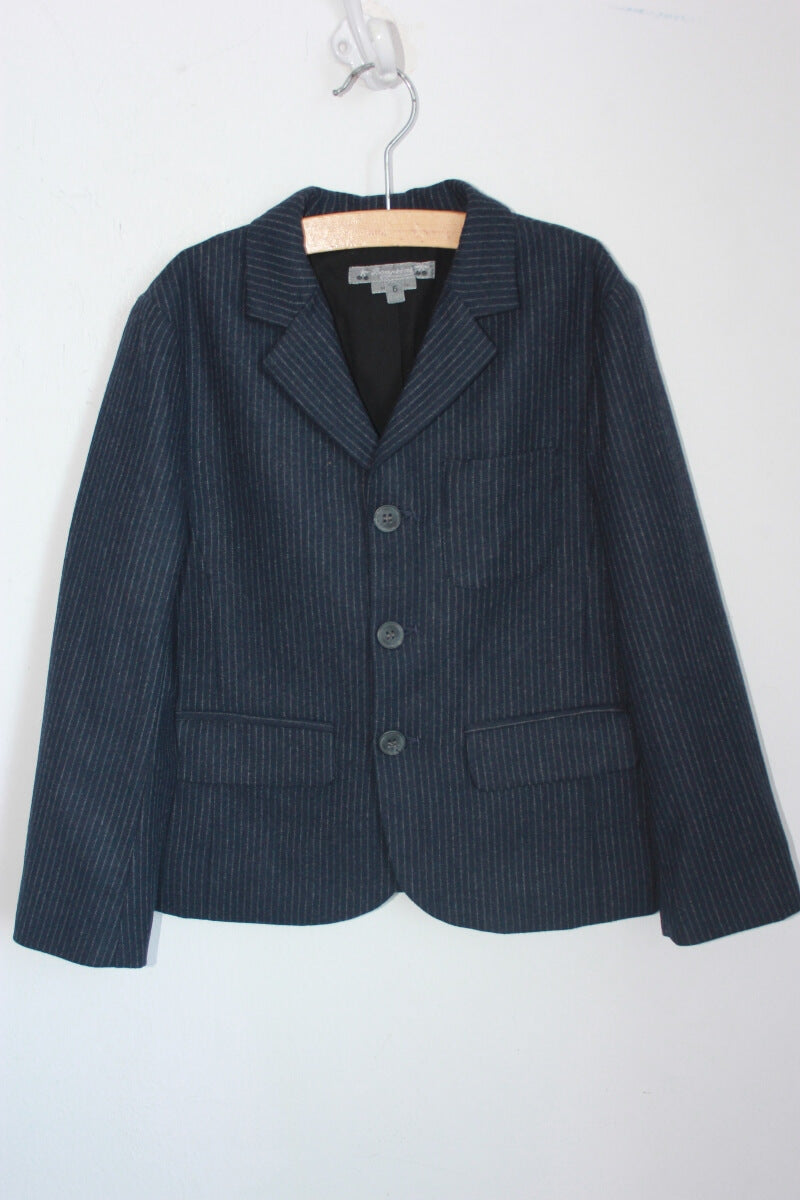 tweedehands donkerblauw kostuum met wit krijtstreepje in maat 110-116 van bonpoint