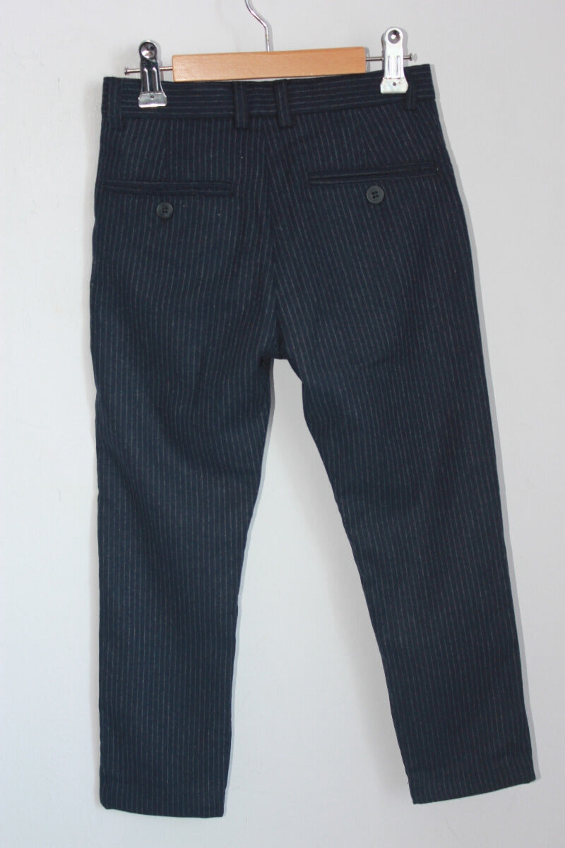 tweedehands donkerblauwe lange broek met wit krijtstreepje in maat 98-104 van bonpoint voor een jongen