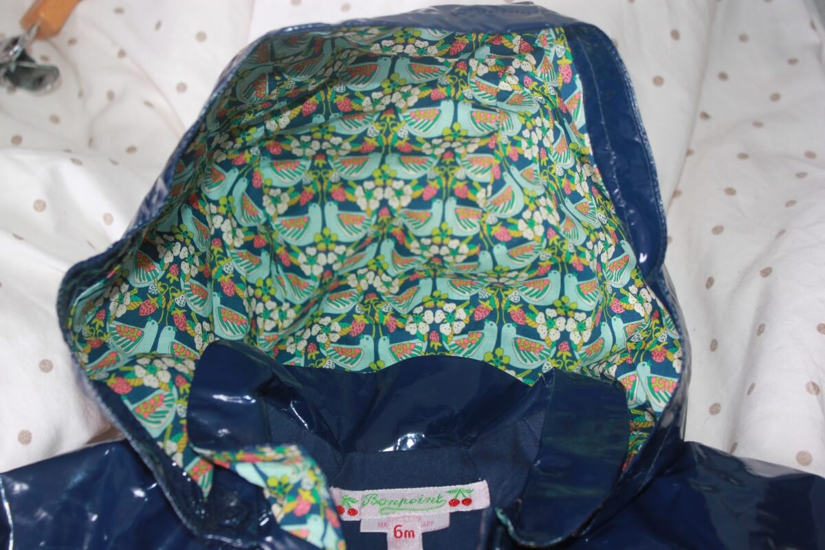 tweedehands donkerblauwe regenjas met liberty voering in de capuchon van bonpoint in maat 62
