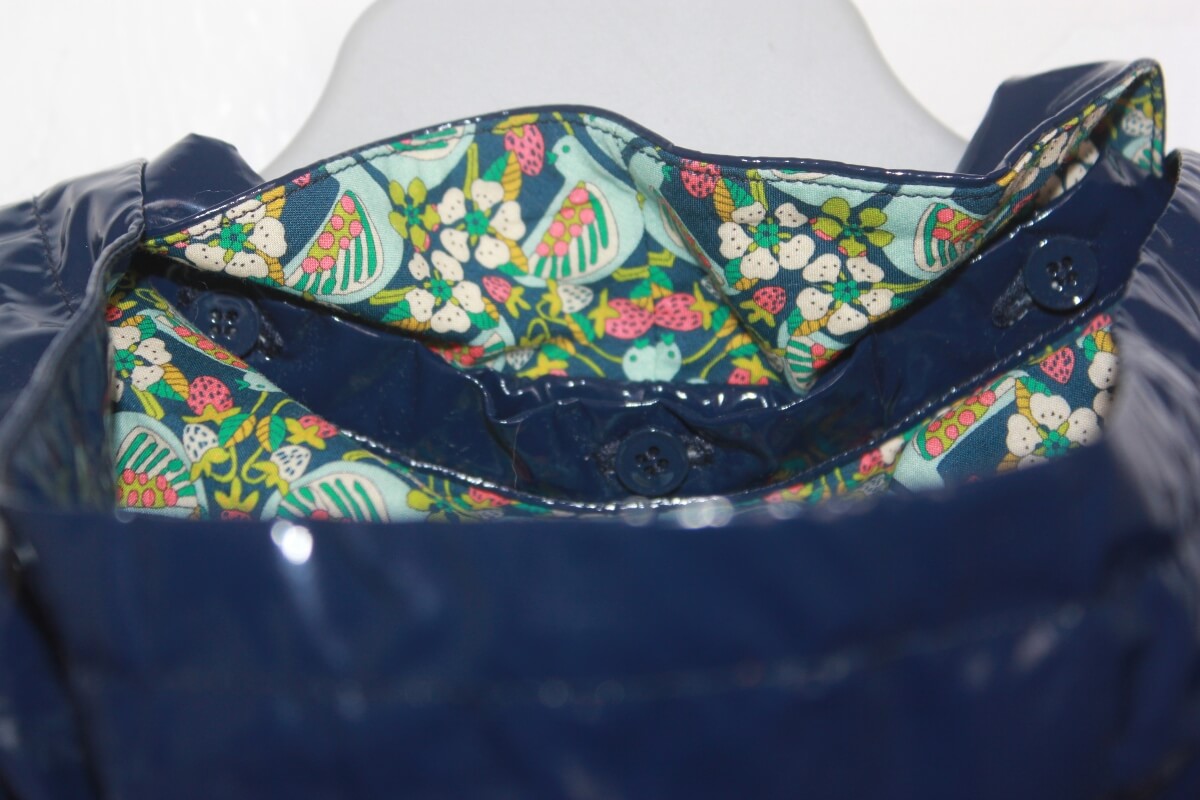 tweedehands donkerblauwe regenjas met liberty voering in de capuchon van bonpoint in maat 62