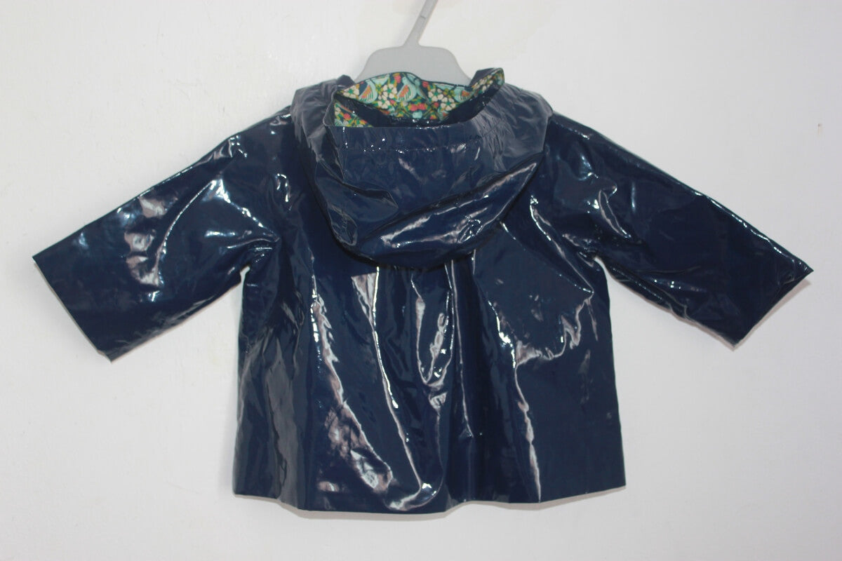 tweedehands donkerblauwe regenjas met liberty voering in de capuchon van bonpoint in maat 62