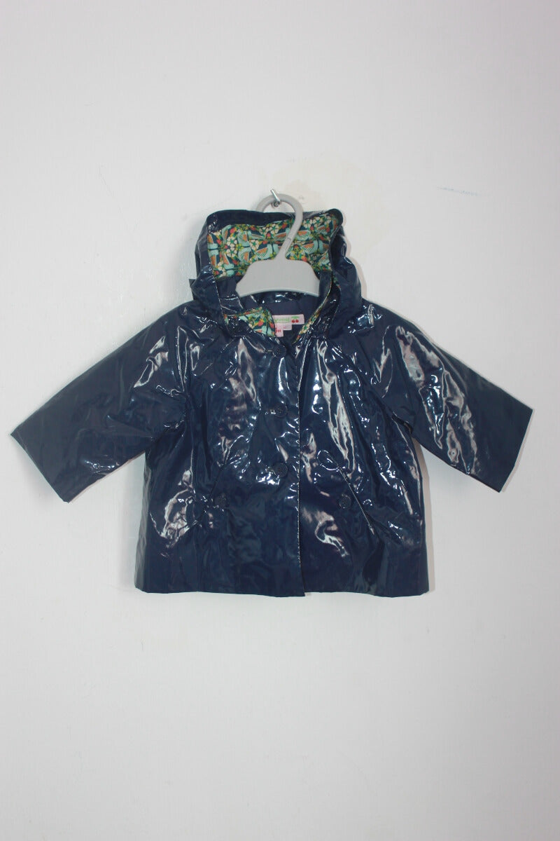 tweedehands donkerblauwe regenjas met liberty voering in de capuchon van bonpoint in maat 62