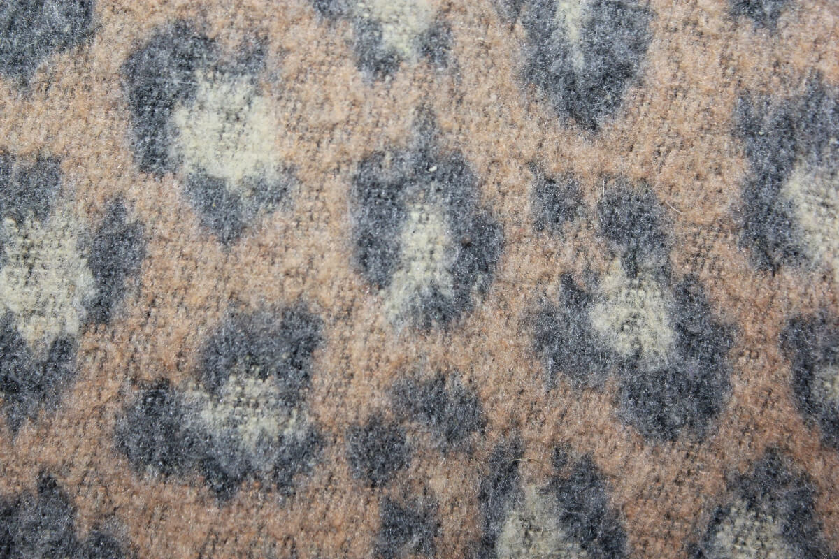 tweedehands winterjas met luipaard print in maat 128 voor een meisje van bonton