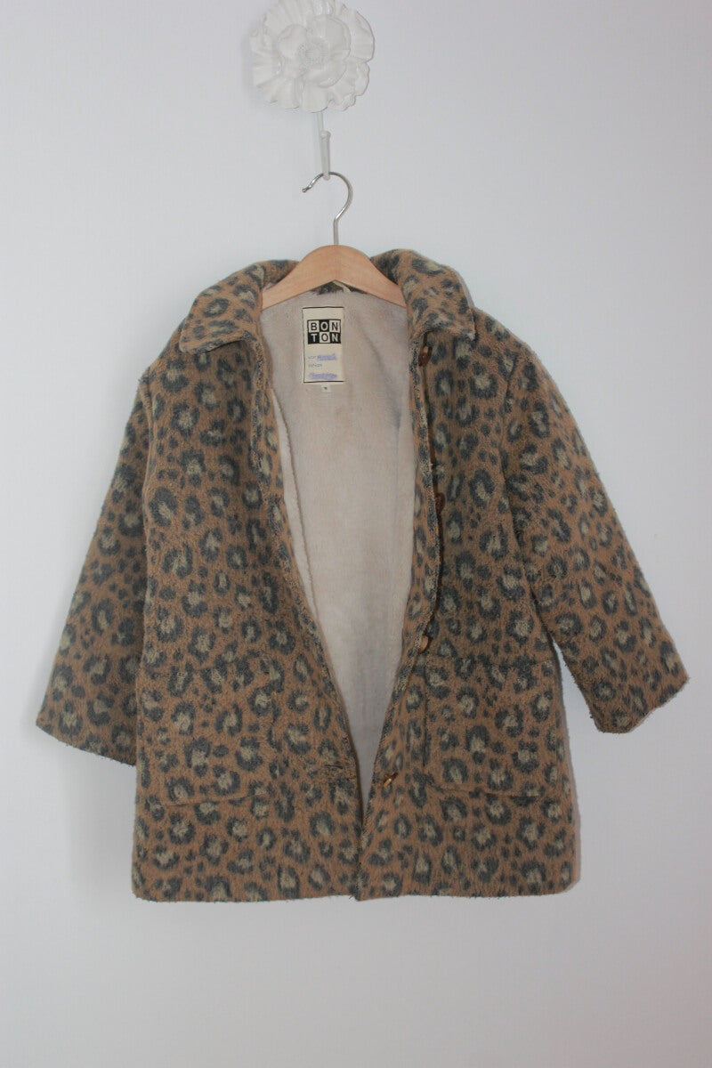 tweedehands winterjas met luipaard print in maat 128 voor een meisje van bonton