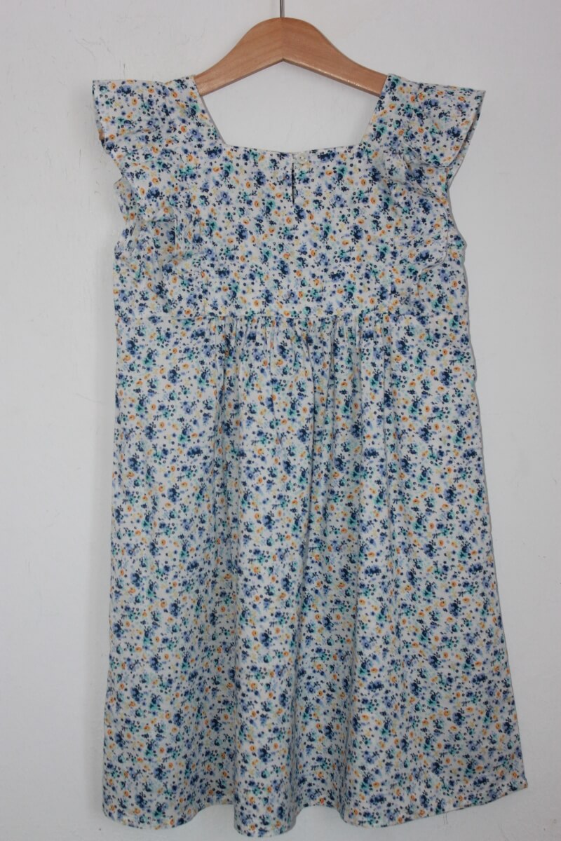 tweedehands katoenen zomerse gebloemde jurk in multicolour met korte volantmouwen in maat 128 van boulevard girl