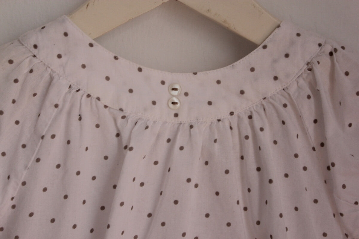 tweedehands katoenen witte blouse met beige stipjes en korte mouwen in maat 80 voor een baby meisje van bout´chou