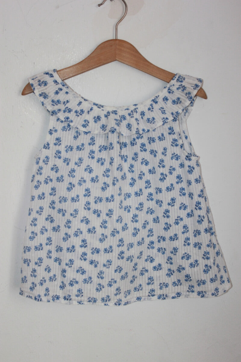 tweedehands katoenen zomerse wit met blauwe gebloemde blouse met volant in maat 116 voor een meisje van buissonniere
