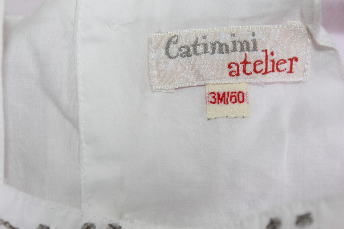 tweedehands zomers wit jurkje met zilveren details en schouderbandjes in maat 62 van catimini