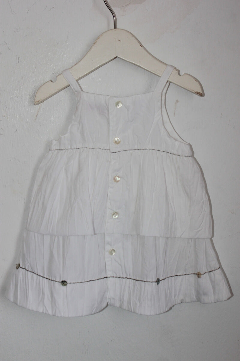 tweedehands zomers wit jurkje met zilveren details en schouderbandjes in maat 62 van catimini