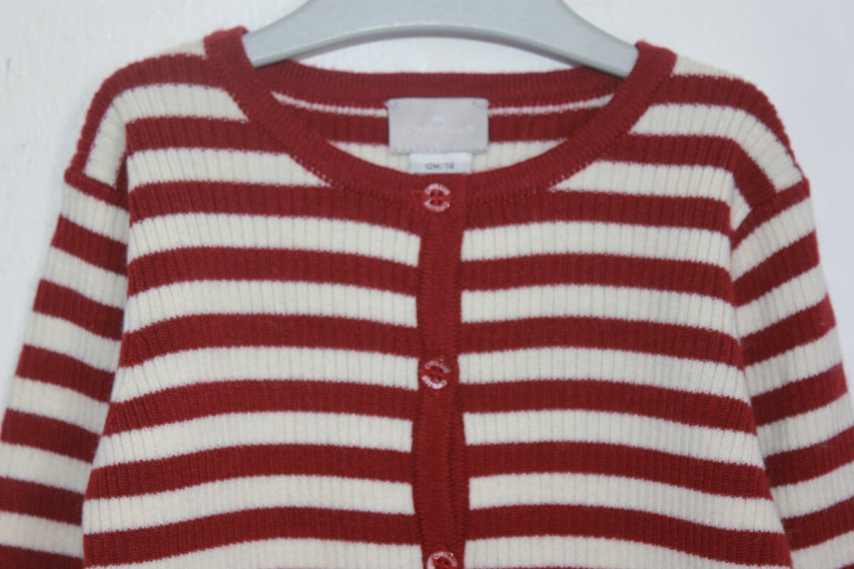 tweedehands bordeaux en wit gestreept vest in maat 74 voor een baby meisje van cyrillus
