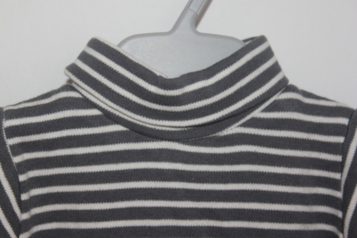 tweedehands unisex katoenen grijs wit gestreepte romper met lange mouwen en col in maat 50 van do l´enfant