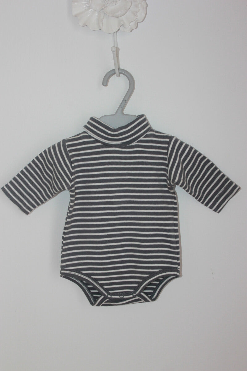 tweedehands unisex katoenen grijs wit gestreepte romper met lange mouwen en col in maat 50 van do l´enfant