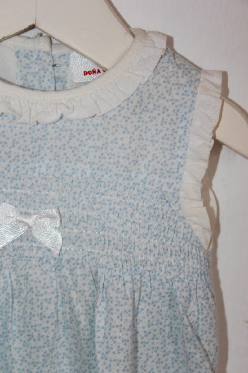 tweedehands katoenen mouwloze lichtblauw met wit gebloemde korte zomerse jumpsuit in maat 62 van doña carmen
