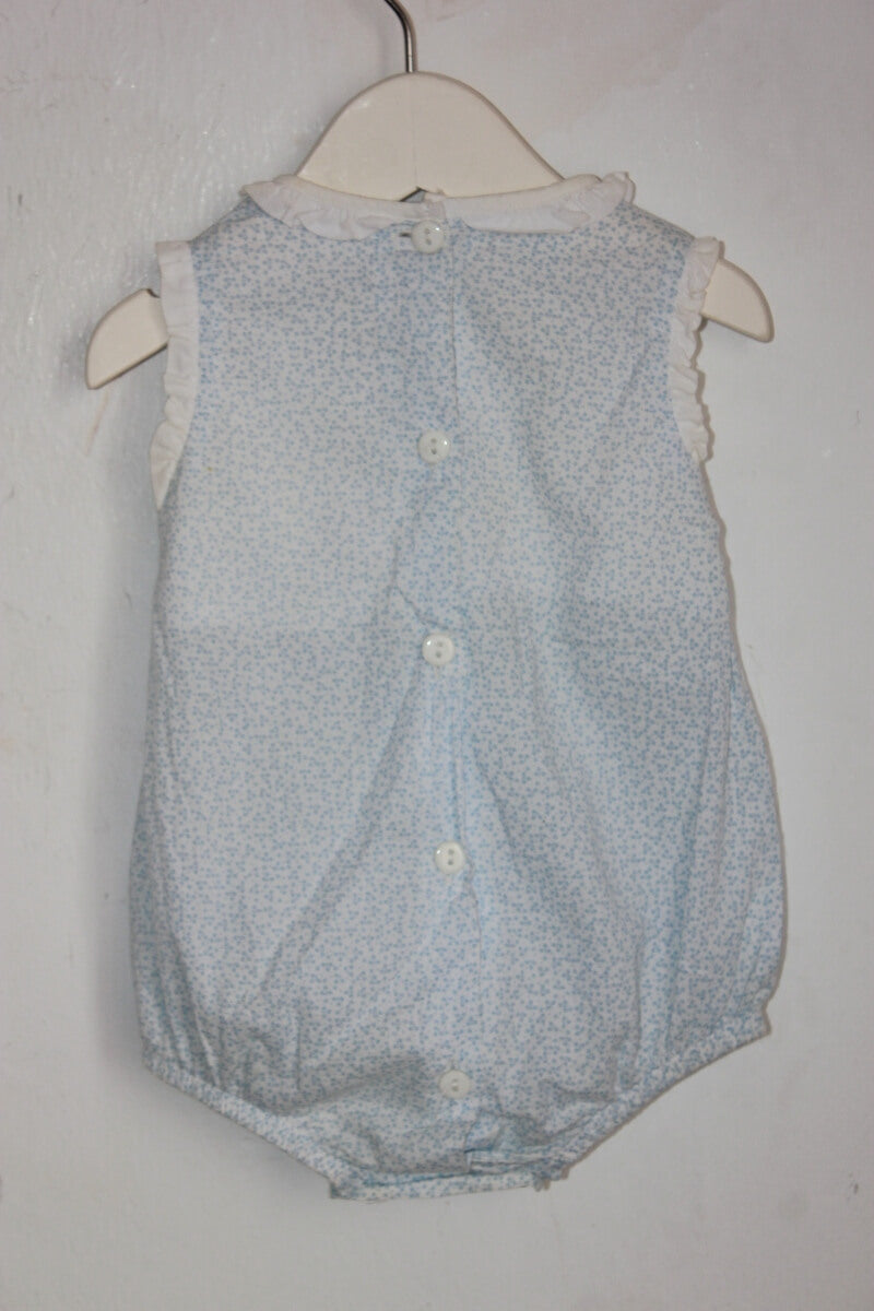 tweedehands katoenen mouwloze lichtblauw met wit gebloemde korte zomerse jumpsuit in maat 62 van doña carmen
