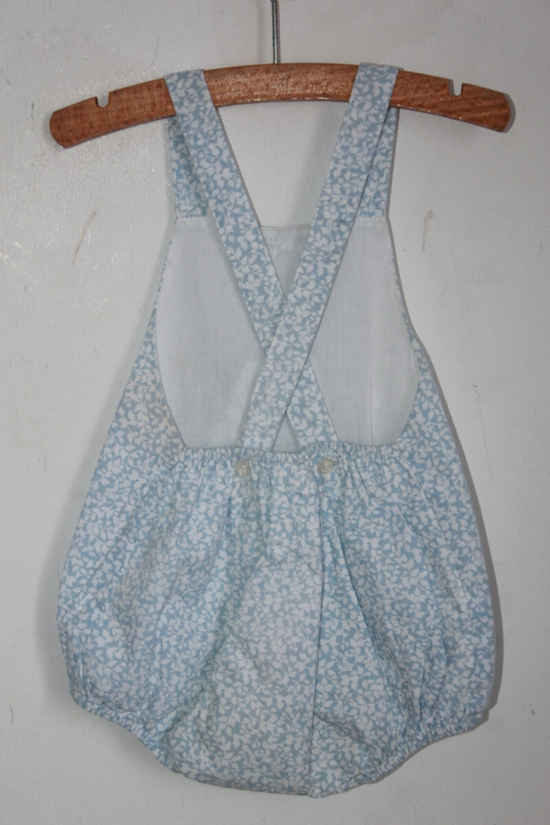 tweedehands katoenen zomerse lichtblauw met wit korte gebloemde playsuit in maat 68 voor een baby meisje van doña carmen