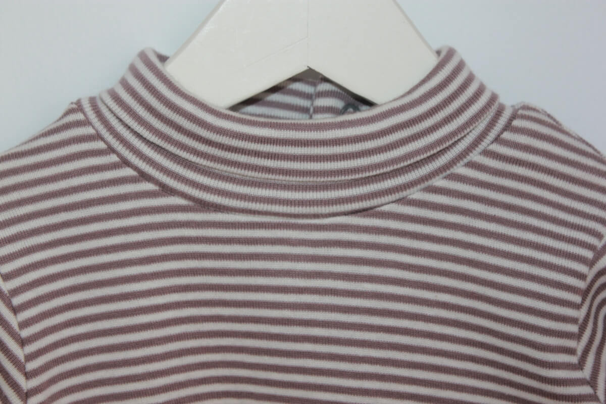 tweedehands unisex katoenen beige met creme gestreepte longsleeve met col in maat 68