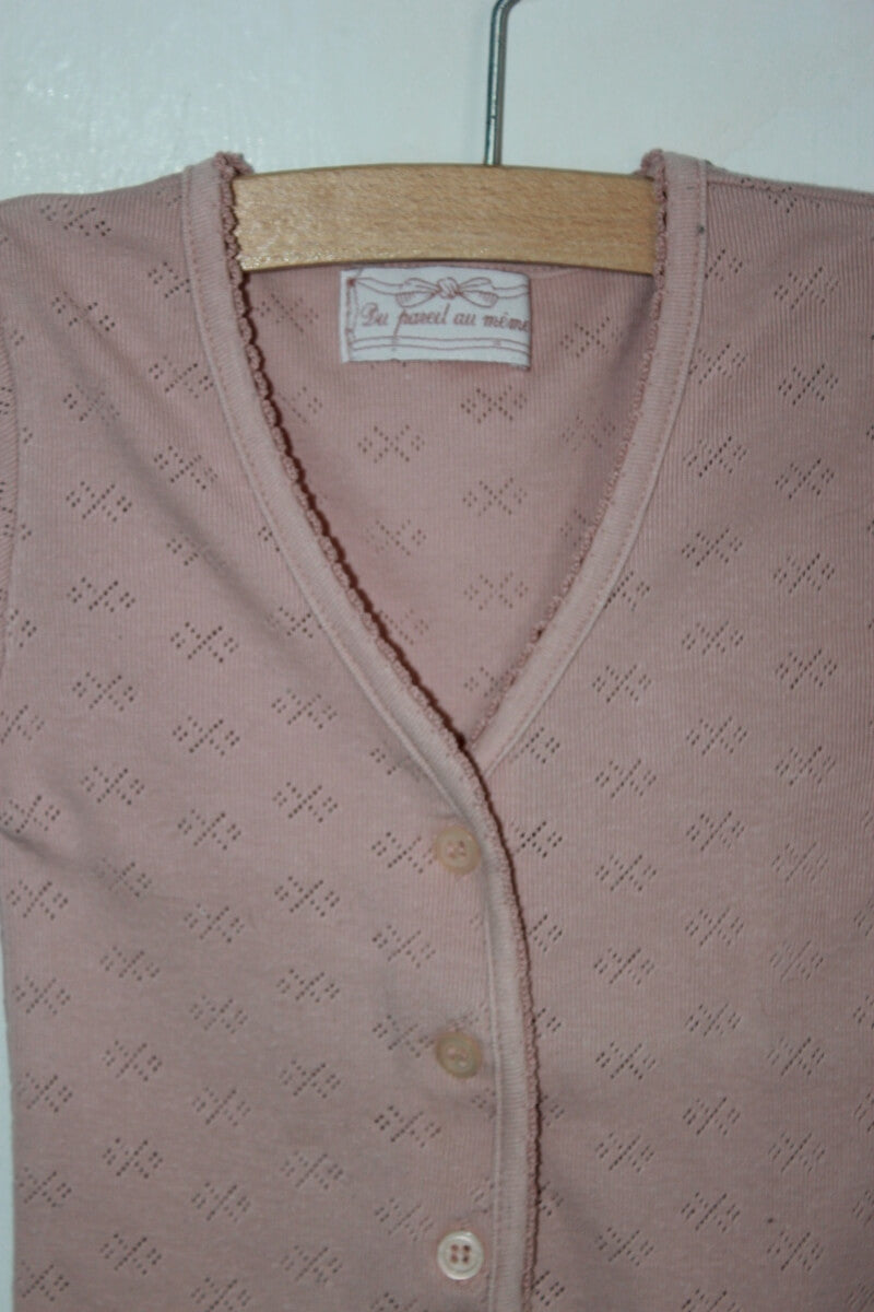 tweedehands poederroze t shirt met korte mouwen en een knoopsluiting aan de voorkant in maat 110 voor een meisje van dpam